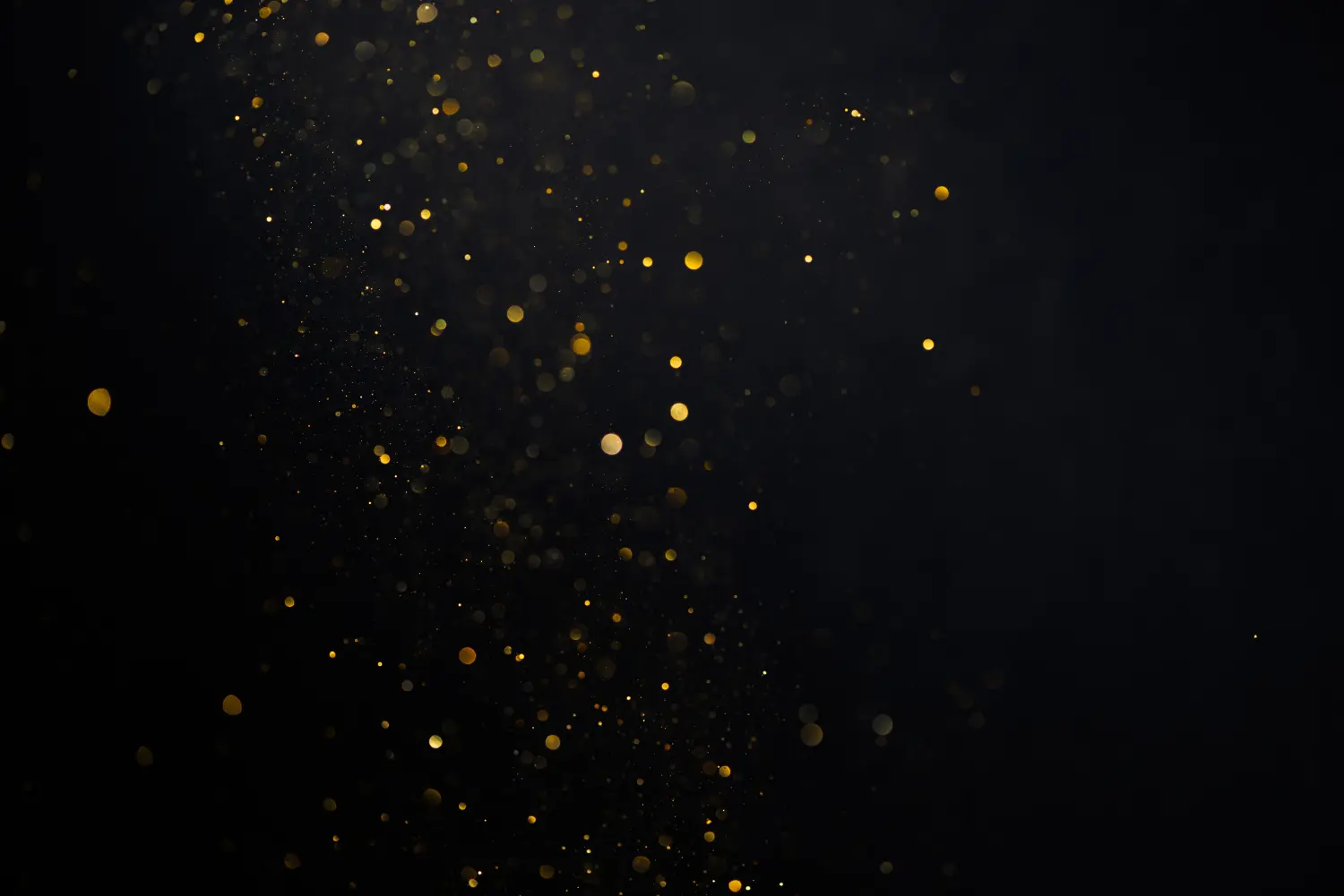 Goldenes Glitzer-Bokeh funkelt auf dunklem, abstraktem Overlay-Hintergrund